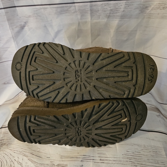 UGG Australia Bailey Button 5803 Boots Women’s Size 6 Chestnut Brown Sheepskin - Picture 8 of 10